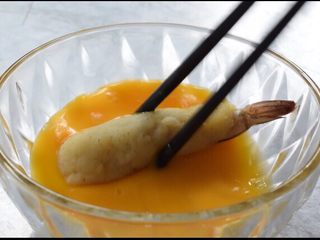 16、鲜虾可乐饼,先把鲜虾胚放入蛋液中沾一下