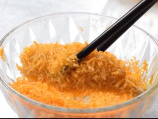 17、鲜虾可乐饼,再放入面包糠中滚一滚