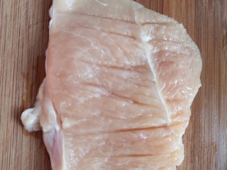 1、咖喱鸡排饭,鸡胸肉片成大片用刀背把肉质拍松