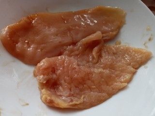 2、咖喱鸡排饭,抹上,生抽,蚝油。胡椒粉,腌制入味