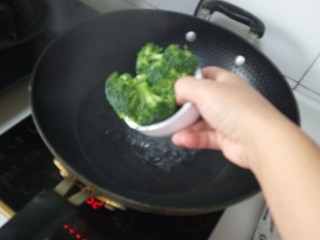 4、咖喱鸡排饭,西兰花用烧开的盐水焯30秒