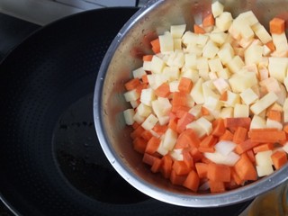 6、咖喱鸡排饭,倒进胡萝卜,土豆,红薯,洋葱丁翻炒