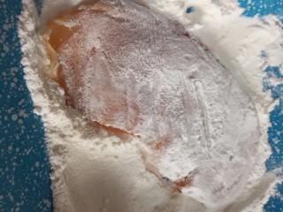 12、咖喱鸡排饭,面粉和淀粉混合。把鸡胸肉放进去裹上面