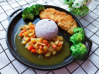 16、咖喱鸡排饭,鸡排切块,盛一碗米饭,盛一份咖喱,摆上西兰花,摆上鸡排。