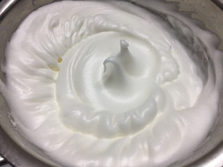 1、波点奶油蛋糕卷,蛋清加入白糖打发好。