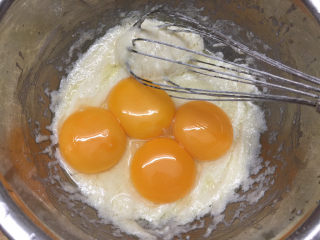 2、波点奶油蛋糕卷,玉米油和牛奶搅匀,倒入低筋面粉继续搅拌均匀,然后加入蛋黄搅拌成细腻状态。