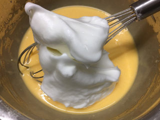 3、波点奶油蛋糕卷,取三分一蛋白霜到面糊里混合均匀。