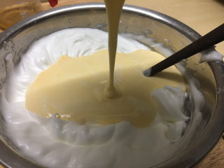 4、波点奶油蛋糕卷,然后倒回剩余的蛋白霜里。