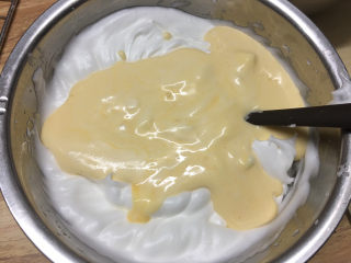 5、波点奶油蛋糕卷,用翻拌的手法混合。