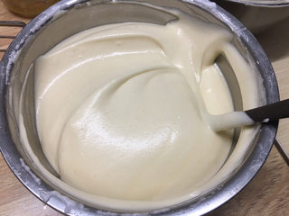 6、波点奶油蛋糕卷,这是混合好的状态。