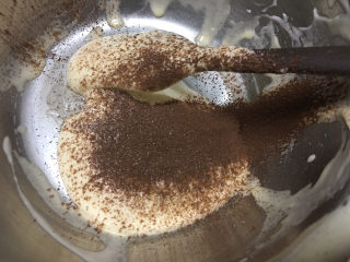 7、波点奶油蛋糕卷,取一点点蛋糕糊和可可粉混合均匀。