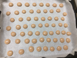 9、波点奶油蛋糕卷,均匀挤出小圆点在垫好油纸的烤盘上。