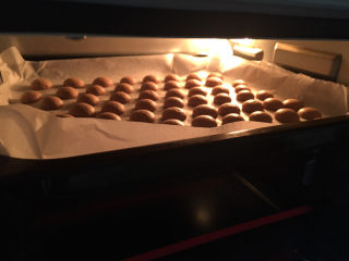 10、波点奶油蛋糕卷,开最高温度烘烤30~60秒,定型即可。