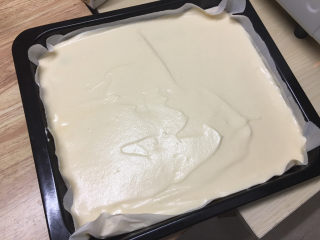 12、波点奶油蛋糕卷,刮平表面。