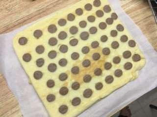 14、波点奶油蛋糕卷,放凉撕掉油纸,垫一张新油纸。