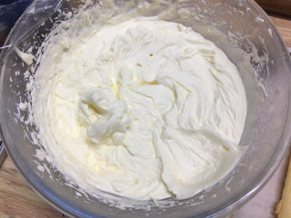 15、波点奶油蛋糕卷,淡奶油加入白糖打发好。