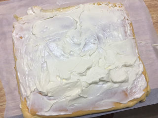 16、波点奶油蛋糕卷,在波点的朝下,抹上奶油。