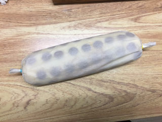 17、波点奶油蛋糕卷,卷起扎紧两头,冷藏3小时以上。