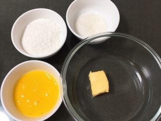 1、面包蛋糕混合包,【椰蓉馅】鸡蛋打散、椰蓉、细砂糖、黄油过秤。