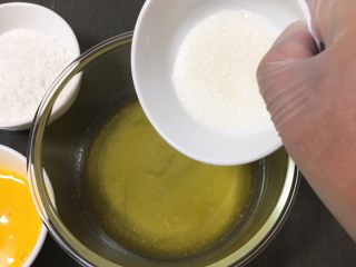 2、面包蛋糕混合包,黄油微波炉加热溶解，倒入细砂糖。