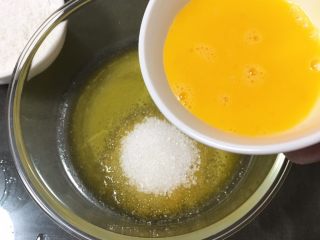 3、面包蛋糕混合包,倒入鸡蛋液。