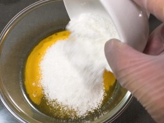 4、面包蛋糕混合包,倒入椰蓉。