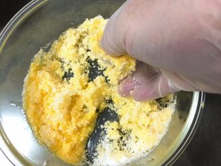 5、面包蛋糕混合包,用手抓匀备用。