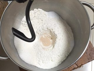 6、面包蛋糕混合包,【面包】干材料分别放入厨师机。