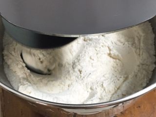 7、面包蛋糕混合包,启动厨师机搅拌。