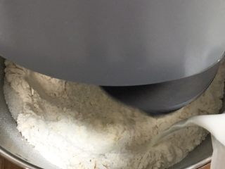 8、面包蛋糕混合包,倒入牛奶和鸡蛋。