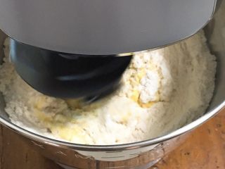 9、面包蛋糕混合包,厨师机中速揉面10分钟。