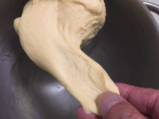 11、面包蛋糕混合包,揉面10分钟后检查面团硬湿度。