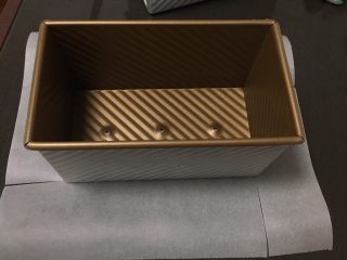 10、面包蛋糕混合包,吐司盒底部铺上烤盘纸。