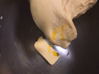 12、面包蛋糕混合包,加入黄油。