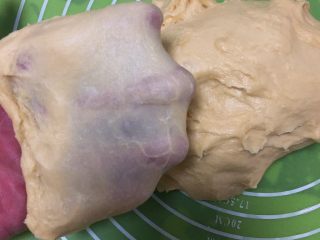 13、面包蛋糕混合包,继续揉面12分钟，出手套膜。