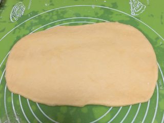 15、面包蛋糕混合包,将面团擀成长方形。