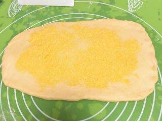 16、面包蛋糕混合包,铺上椰蓉馅。