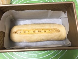 17、面包蛋糕混合包,顺势卷起来，用刀再切开。