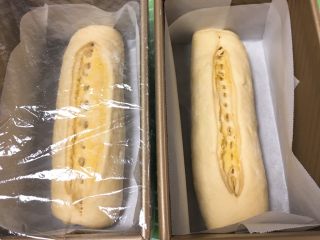 18、面包蛋糕混合包,依次放入吐司盒，盖上保鲜膜。