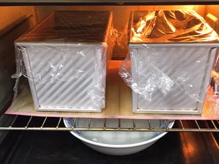 19、面包蛋糕混合包,烤箱发酵档，底部放一碗热水，发酵60分钟。
