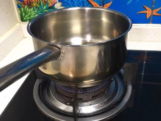 20、面包蛋糕混合包,【海绵蛋糕体】玉米油放锅中加热，8分热即可。