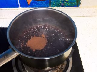 21、面包蛋糕混合包,关火，倒入可可粉，翻拌均匀。