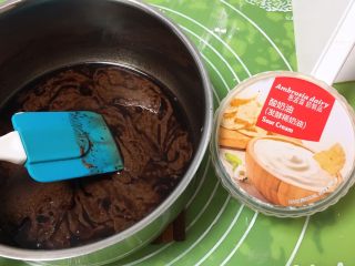 22、面包蛋糕混合包,倒入酸奶油，翻拌均匀。