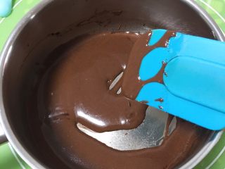 23、面包蛋糕混合包,翻拌好的可可糊冷却备用。