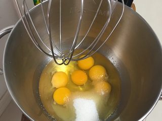 24、面包蛋糕混合包,烤箱发酵剩20分钟左右，开始制作蛋糕体，鸡蛋隔热水加热一下，倒入厨师机，再加入细砂糖和柠檬汁。