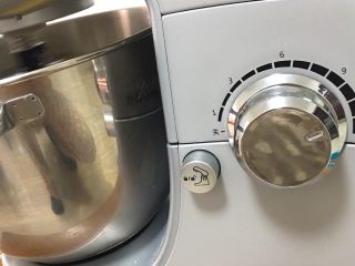 25、面包蛋糕混合包,启动厨师机高速搅拌10分钟。