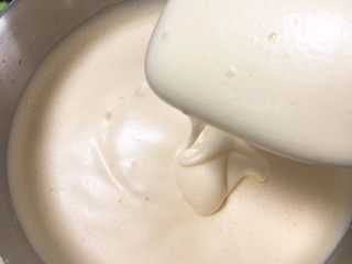 27、面包蛋糕混合包,10分钟后，蛋糕糊蓬发、细腻、提起刮刀滴落的面糊不会马上消失。