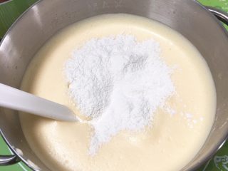 28、面包蛋糕混合包,过筛低筋粉，低筋粉分三次加入，每次都要翻拌均匀后再加。