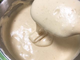 29、面包蛋糕混合包,翻拌好的蛋糕糊。