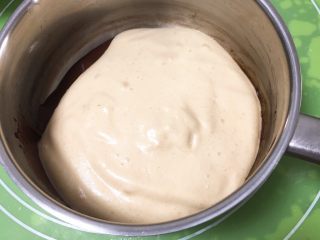 30、面包蛋糕混合包,取三分之一的蛋糕糊倒入可可糊中翻拌。